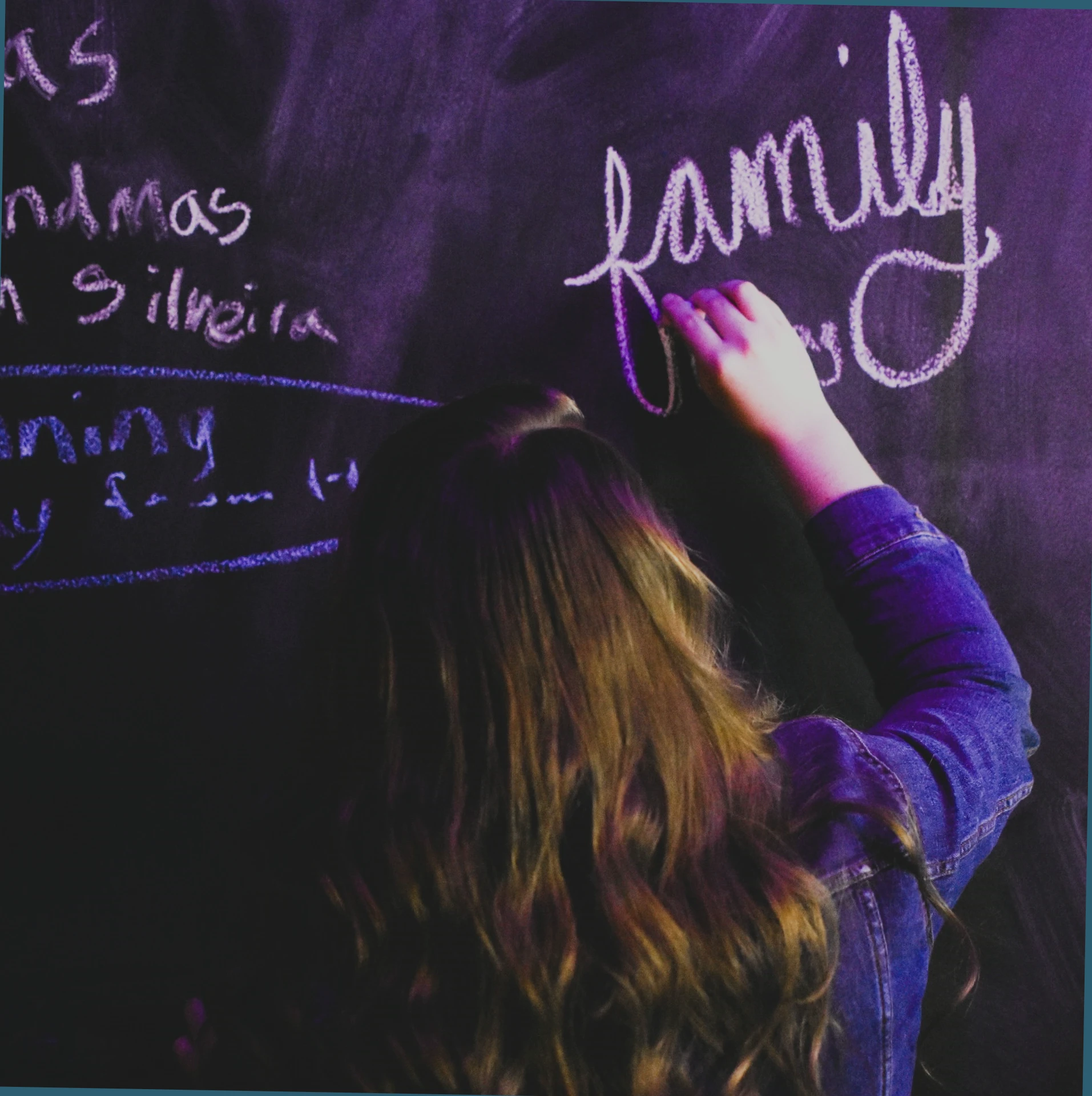 la ragazza scrive sulla bacheca della scuola